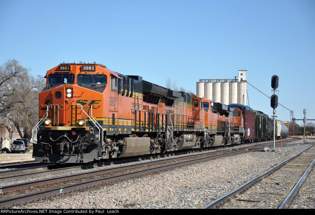 Westbound manifest comes around the curve